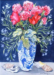 Rosen, Nelken und Lobelien in einer blau-weißen Vase, 3 Muscheln Textilien 2011